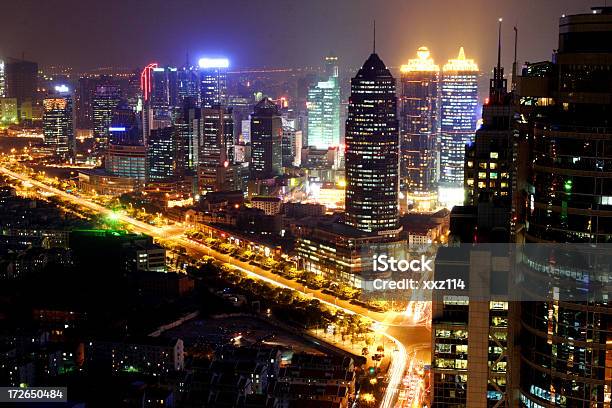 Foto de Horizonte De Xangai À Noite e mais fotos de stock de Arquitetura - Arquitetura, Arranha-céu, Bund