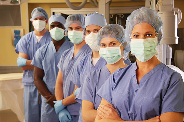 team medico in sala operatoria 2 - female nurse nurse scrubs female doctor foto e immagini stock