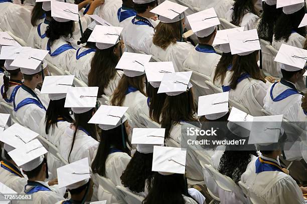 Muestra La Graduación De Unos Clase Foto de stock y más banco de imágenes de Graduación - Graduación, Nuevo, Blanco - Color