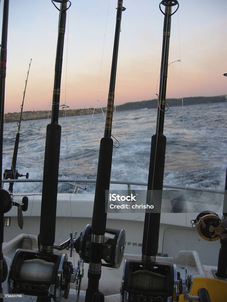 Cañas de pescar en una embarcación de salir al mar - Foto de stock de Agua libre de derechos