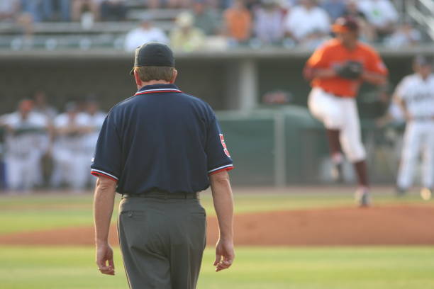 야구 게임 - baseball player baseball umpire baseball university 뉴스 사진 이미지