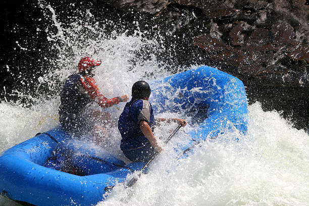 синий «лодочкой» - white water rafting фотографии стоковые фото и изображения