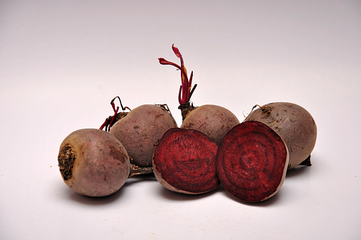 whole and sliced beetroots on a seamless background