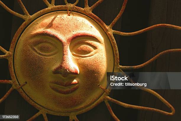 Decorazione Sole Faccia - Fotografie stock e altre immagini di Solstizio d'estate - Solstizio d'estate, Cerimonia, Cerimonia tradizionale