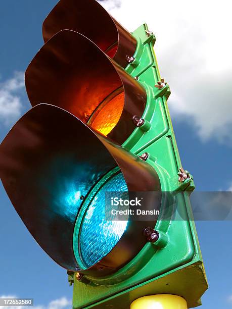 Semaforo Vai - Fotografie stock e altre immagini di Attrezzatura per illuminazione - Attrezzatura per illuminazione, Blu, Cielo