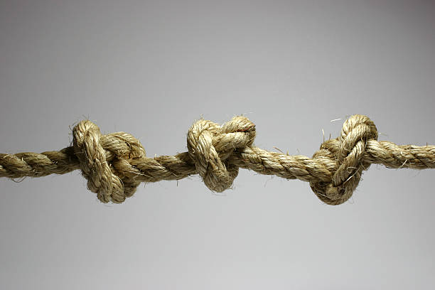 세 가지 문제를 - tied knot rope adversity emotional stress 뉴스 사진 이미지