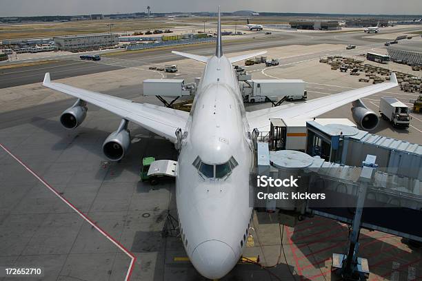 Aeroplano 747 Alla Porta Dimbarco - Fotografie stock e altre immagini di Aereo di linea - Aereo di linea, Aeroplano, Aeroporto