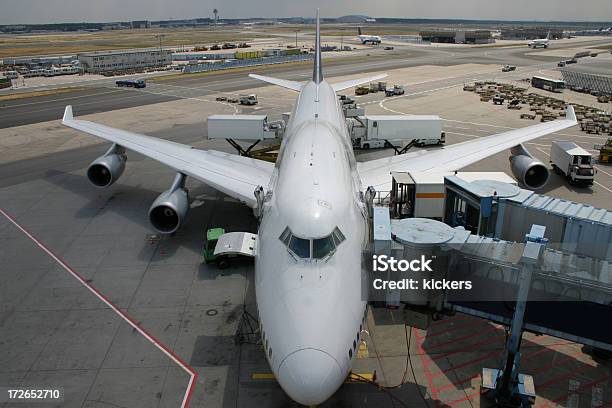 Avião 747 No Portão - Fotografias de stock e mais imagens de Abastecer - Abastecer, Aeroporto, Aeródromo