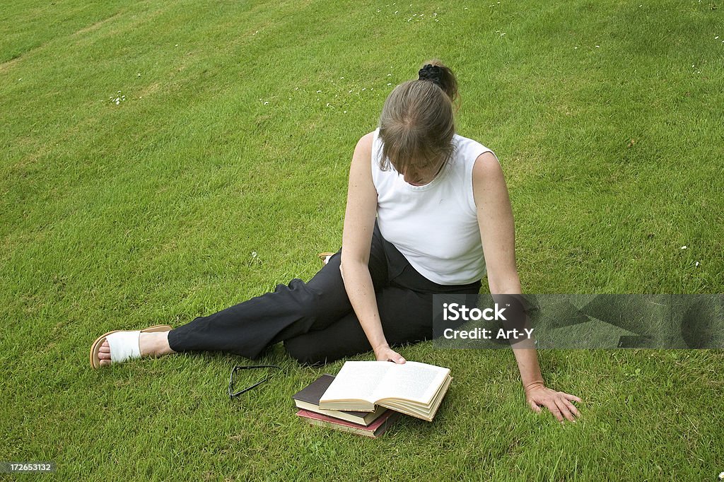 Entspannen Sie mit einem Buch - Lizenzfrei Akademisches Lernen Stock-Foto