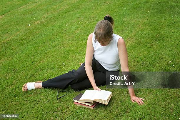 Entspannen Sie Mit Einem Buch Stockfoto und mehr Bilder von Akademisches Lernen - Akademisches Lernen, Auge, Buch