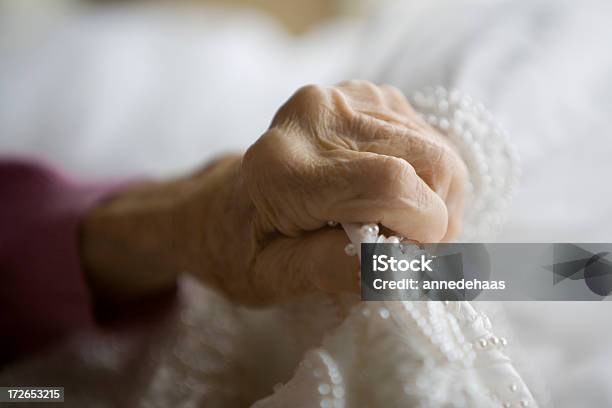 Lembranças De Casamento - Fotografias de stock e mais imagens de Vestido de Noiva - Vestido de Noiva, Cabelo Grisalho, Doença de Alzheimer