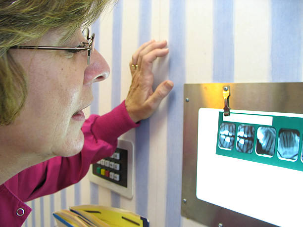 Assistente de Dentista controlos radiográficos raios X - fotografia de stock