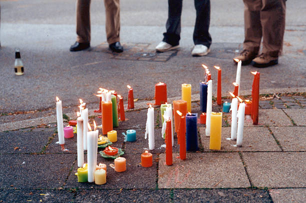 queimar velas - people cemetery church urban scene imagens e fotografias de stock