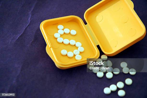 Foto de O Custo De Medicamentos Com Receita Médica e mais fotos de stock de Alto - Descrição Geral - Alto - Descrição Geral, Azul, Canadá