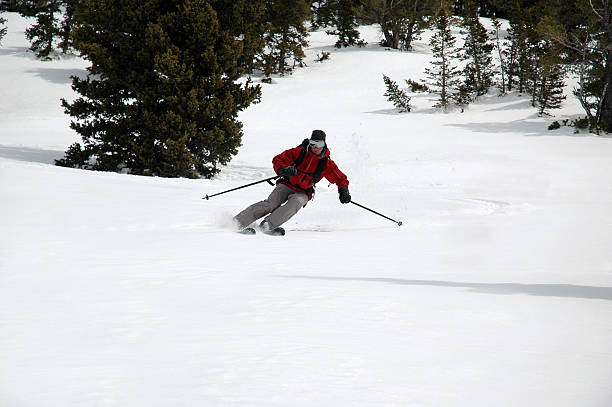 skifahren im pulverschnee - carving skiing stock-fotos und bilder