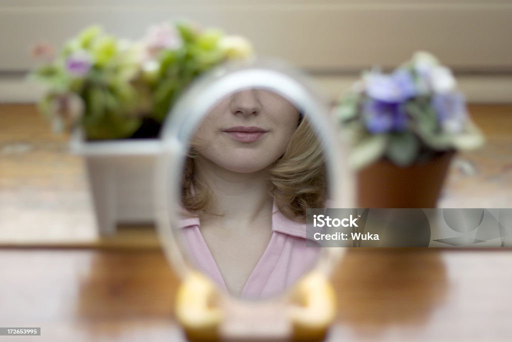 Beauté dans le miroir - Photo de Adulte libre de droits