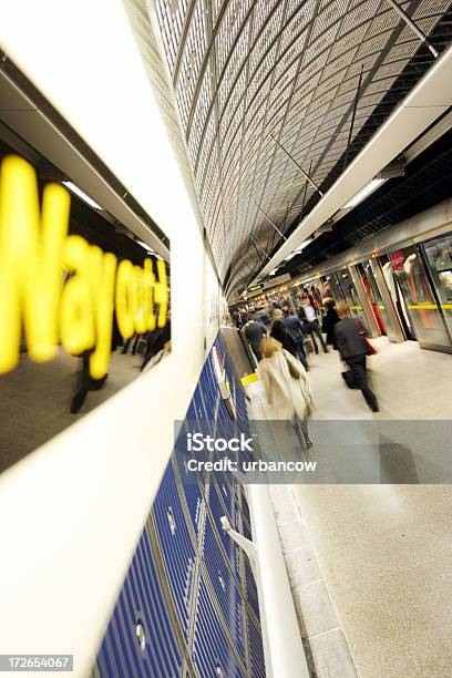 Della Metropolitana - Fotografie stock e altre immagini di Adulto - Adulto, Arrivo, Aspettare