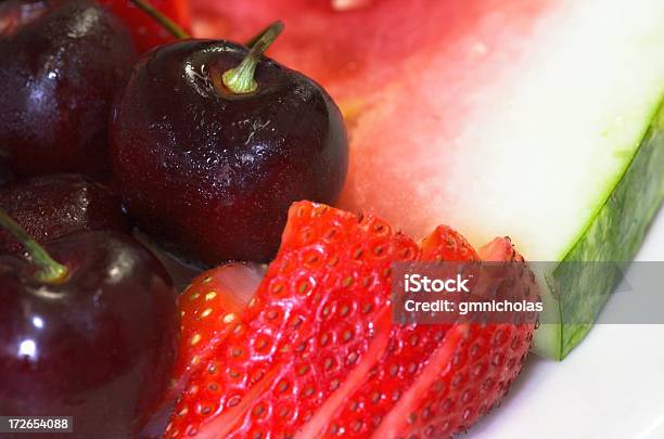 Verão Frutas Frescas - Fotografias de stock e mais imagens de Alimentação Saudável - Alimentação Saudável, Caule de planta, Cereja