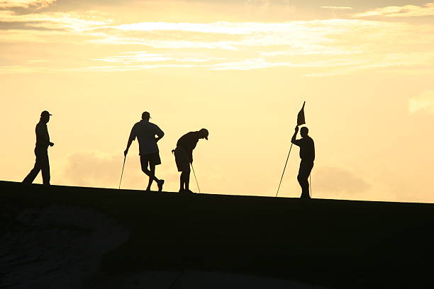 в гольф на закате 2 - golf golf flag sunset flag стоковые фото и из�ображения