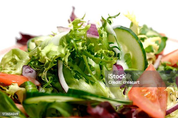 Photo libre de droit de Bol De Salade Composée Avec Un Fond Blanc banque d'images et plus d'images libres de droit de Aliment en portion - Aliment en portion, Aliments et boissons, Assaisonnement pour salade