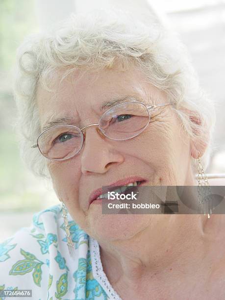 Старший Smile — стоковые фотографии и другие картинки Активный пенсионер - Активный пенсионер, Бабушка, Вертикальный