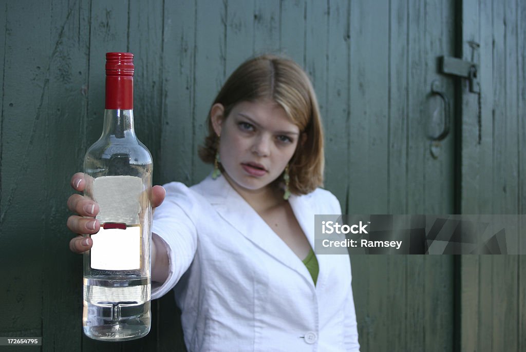 Femme tenant une bouteille d'alcool - Photo de Boire libre de droits