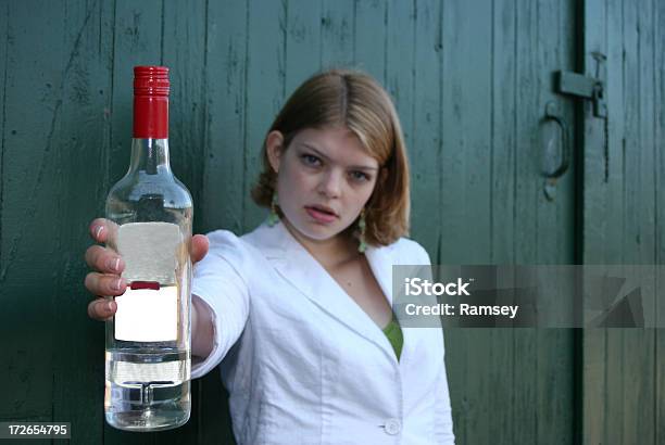 여자 쥠 병 알코올 마시기에 대한 스톡 사진 및 기타 이미지 - 마시기, 병, 보드카