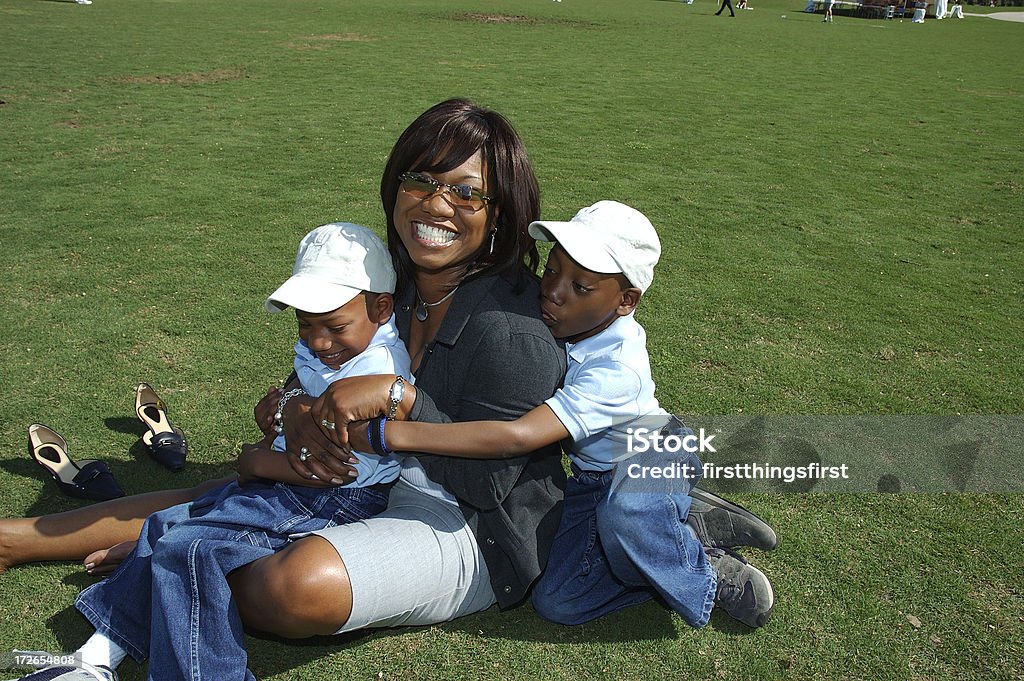 Mamá y los niños - Foto de stock de Abrazar libre de derechos