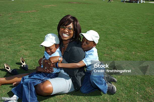 Mamá Y Los Niños Foto de stock y más banco de imágenes de Abrazar - Abrazar, Adulto, Aire libre