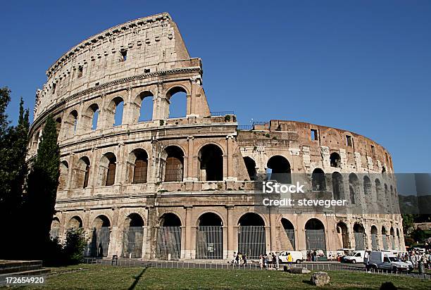 Colosseum In Rome Foto de stock y más banco de imágenes de Aire libre - Aire libre, Anfiteatro, Antiguo