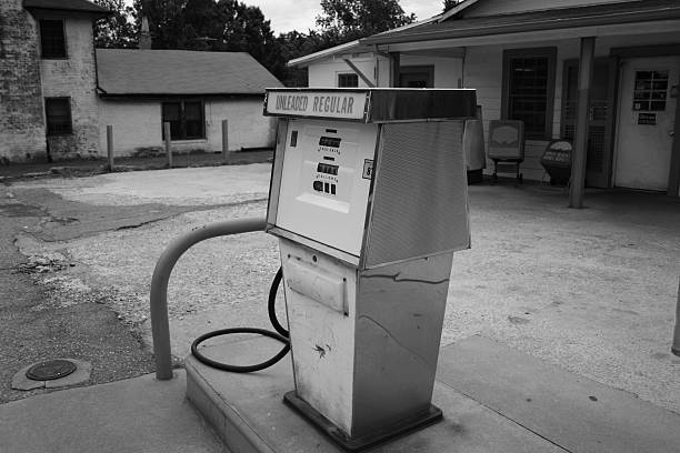 alte tankstelle b/w - fillup stock-fotos und bilder