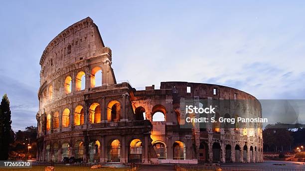 Foto de O Coliseum e mais fotos de stock de Anfiteatro - Anfiteatro, Antigo, Arco - Característica arquitetônica