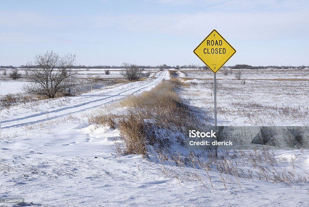 Foto von schneebedeckten prairie road - Lizenzfrei Road closed - englisches Verkehrsschild Stock-Foto