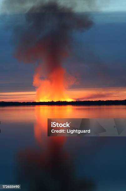 Lago De Flaming - Fotografias de stock e mais imagens de Acidentes e Desastres - Acidentes e Desastres, Anoitecer, Campo agrícola