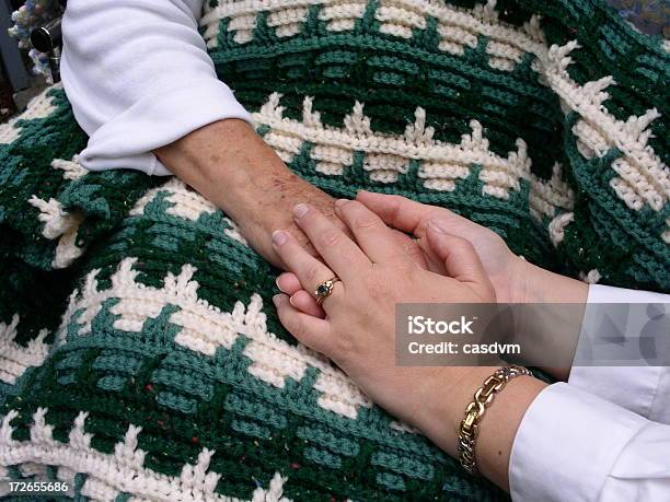 Helping Hands — стоковые фотографии и другие картинки Активный пенсионер - Активный пенсионер, Бизнес, Большой палец руки