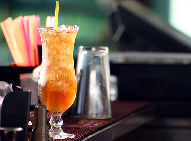 распространяется на алкоголь- чай со льдом long island - designated driver стоковые фото и изображения