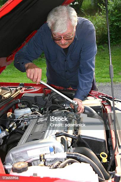 Mecânico Menor Reparações - Fotografias de stock e mais imagens de Capô de Carro - Capô de Carro, Carro de Família, 50-54 anos