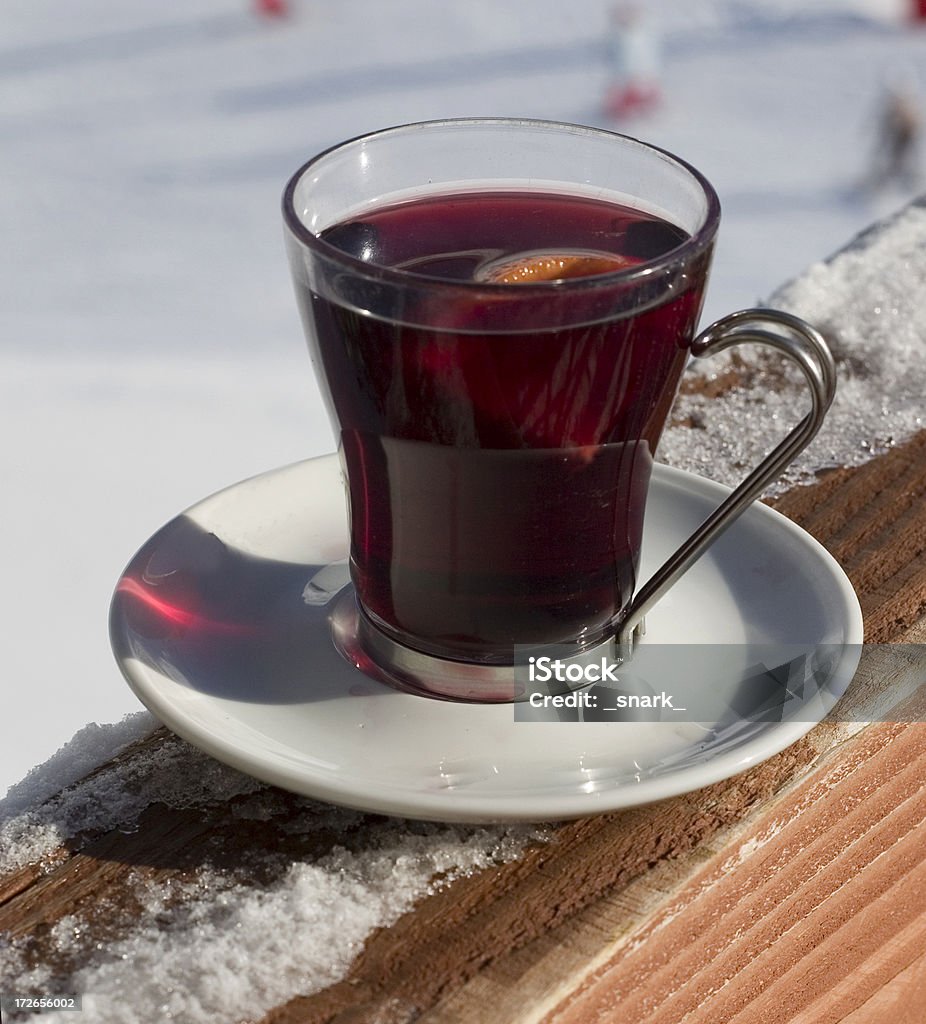 Copa de vino caliente, nieve en el fondo - Foto de stock de Bebida libre de derechos