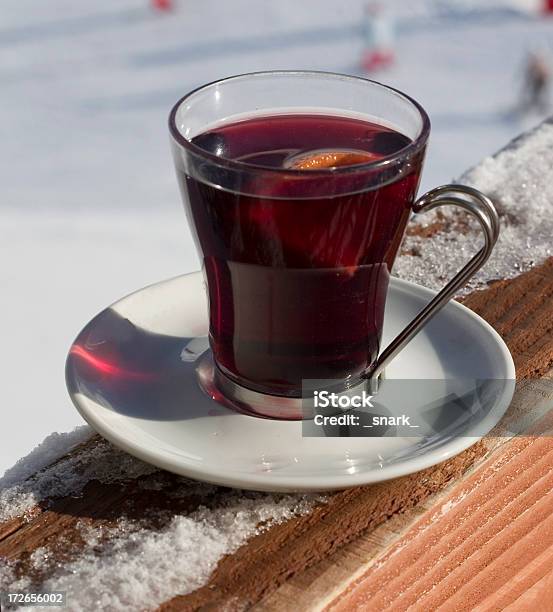 Copa De Vino Caliente Nieve En El Fondo Foto de stock y más banco de imágenes de Bebida - Bebida, Bebida alcohólica, Blanco - Color