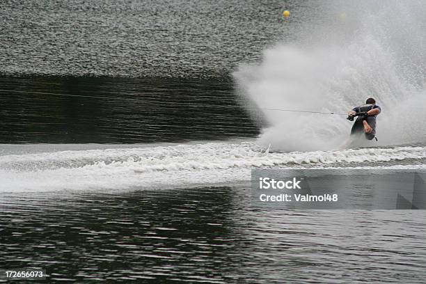 Descalço Waterskier 2 - Fotografias de stock e mais imagens de Descalço - Descalço, Esqui Aquático, Agarrar