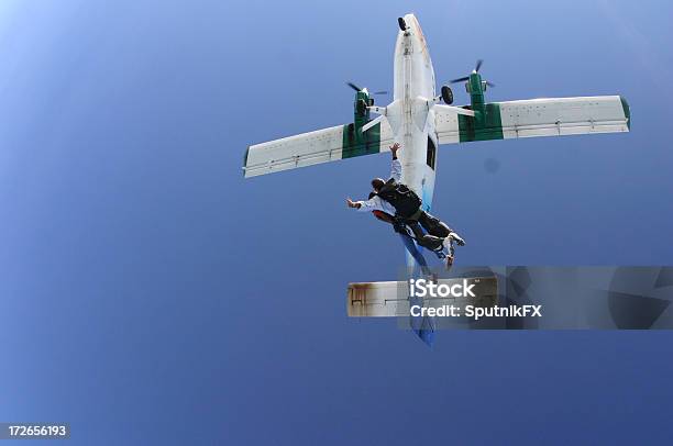 Skydivers En Vuelo Foto de stock y más banco de imágenes de Aventura - Aventura, Avión, Caída libre - Paracaidismo