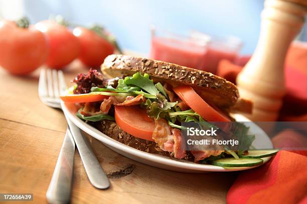 Foto de Sanduíche De Imagens Estáticas Bacon Alface E Tomate Com Bacon Alface E Tomate e mais fotos de stock de Pão Integral - Pão