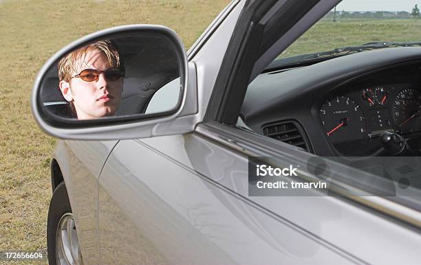 추진자 거울 속 자동차 대리점에 대한 스톡 사진 및 기타 이미지 - 자동차 대리점, 20-29세, 거울