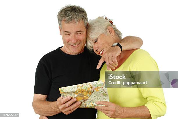 Szczęśliwy Starsza Para Patrząc Na Mapę Na Białym Tle - zdjęcia stockowe i więcej obrazów Białe tło