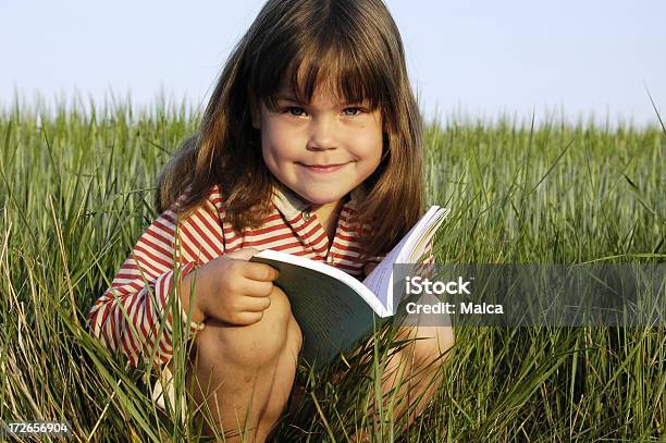 Photo libre de droit de Apprendre À Lire banque d'images et plus d'images libres de droit de Enfance - Enfance, Enfant, Lire