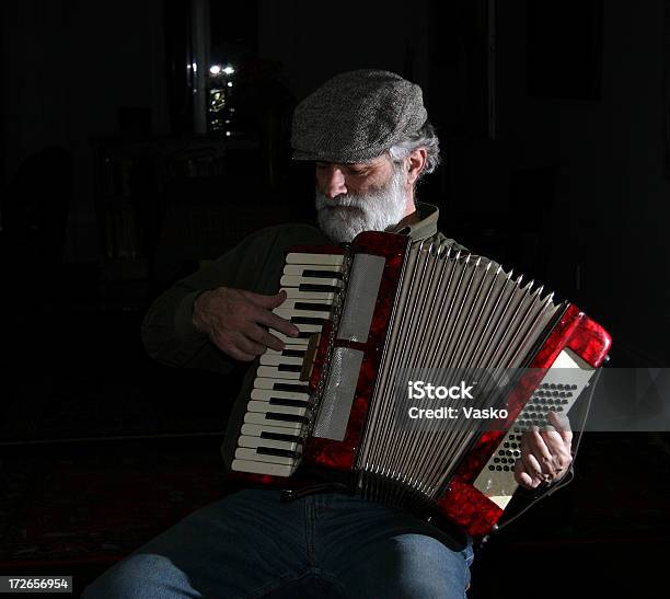 Vecchio Uomo Gioca Con Fisarmonica Europea Ii - Fotografie stock e altre immagini di Fisarmonica - Strumento - Fisarmonica - Strumento, Uomini, Uomini anziani
