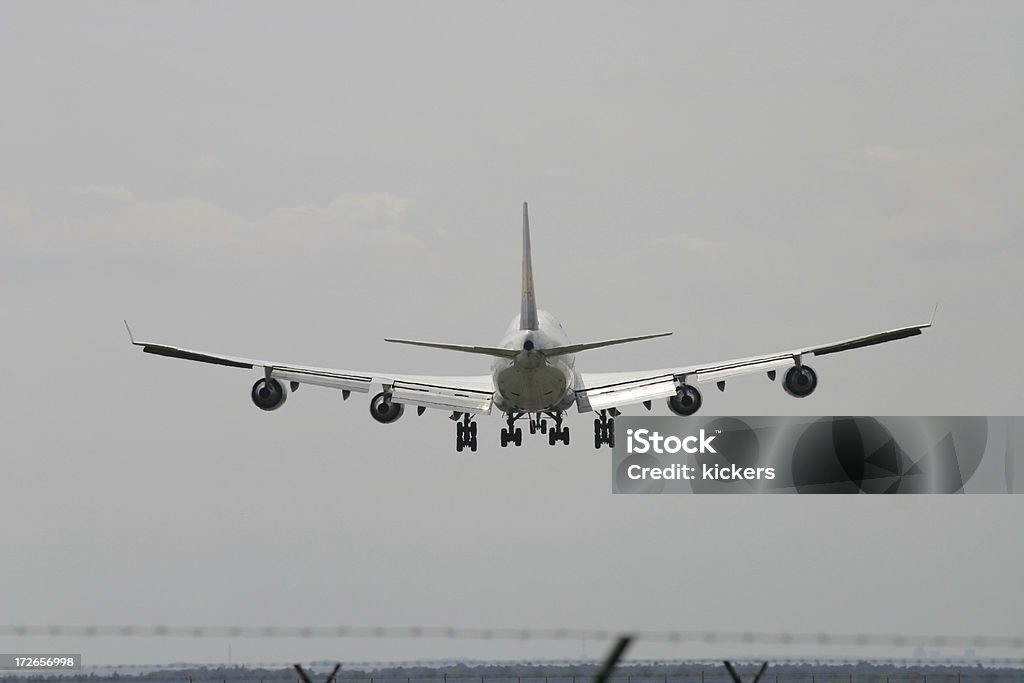 Avião pousando do backl no - Foto de stock de Aeroporto royalty-free