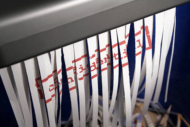 materiały poufne - identity thief stealing paper shredder zdjęcia i obrazy z banku zdjęć