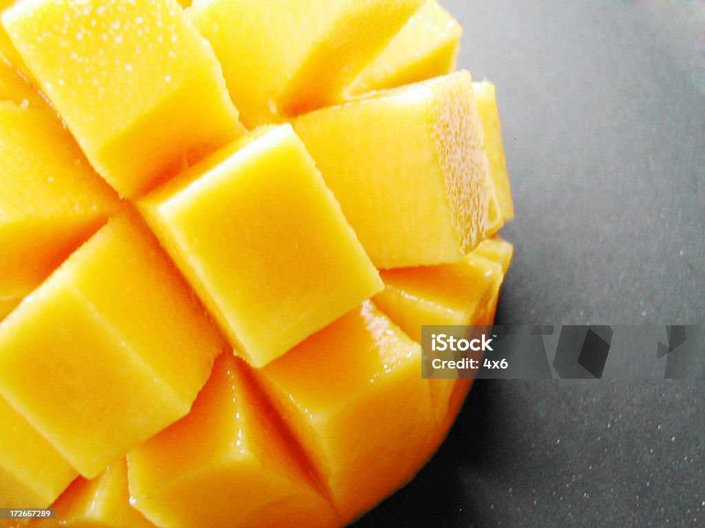 mango-Primer plano sobre fondo negro - Foto de stock de Mango - Fruta tropical libre de derechos