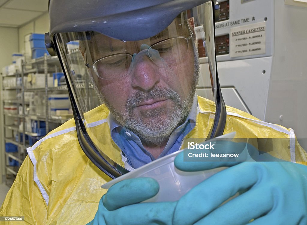 Laboratorio Técnico en sala limpia primer plano - Foto de stock de Nocivo - Descripción física libre de derechos